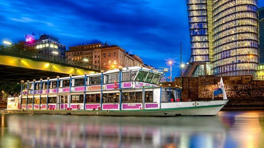 Evening dinner cruise with Viennese songs