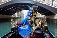 Photoshoot in Venice in Gondola 