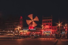 Moulin Rouge Paris mit Dinner für Zwei (Belle-Époque-Menü)